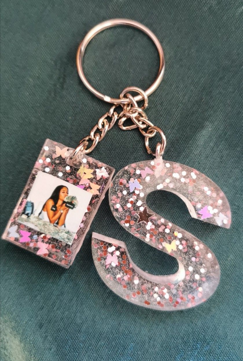 &nbsp;Handmade Resin Keychains – Alphabetic &amp; Custom Designs