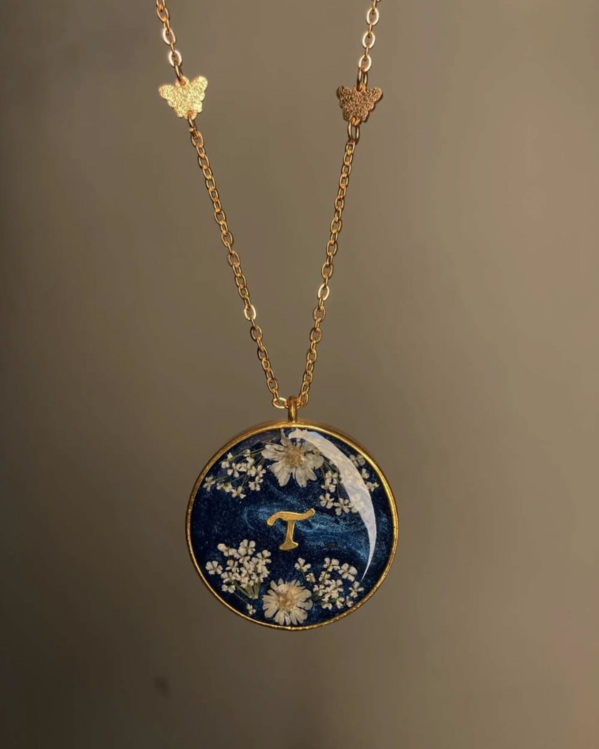 Handmade Resin Necklace – Stylish &amp; Unique Jewelry