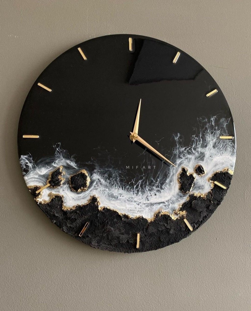 Handmade Resin Wall Clock – Unique Decorative Timepiece